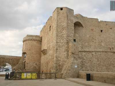 Vi accediamo attraversando un arco in tufo. Punto di partenza della muraglia a ridosso del mare � il Castello Carlo V, posto sul promontorio detto �Punta Penna�. La fortezza, edificata in tufo calcareo nel XVI secolo sotto il dominio spagnolo, � famosa per la leggenda del fantasma di una dama che si aggirerebbe fra le sue stanze